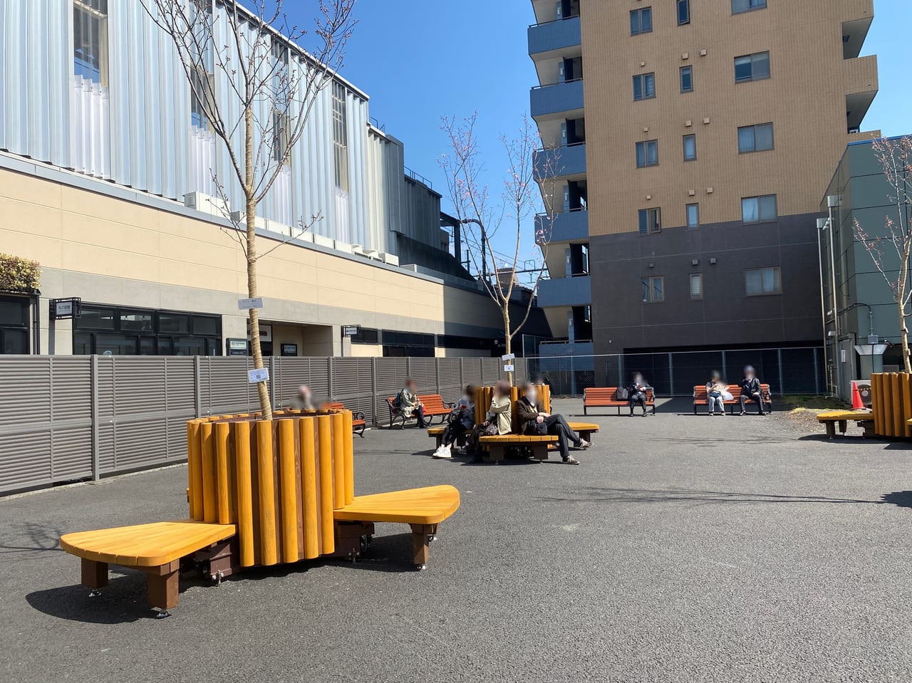 国立駅前の木のベンチ