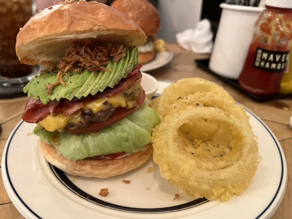 MAVERICK HAMBURGERのアボカドベーコンチーズバーガー