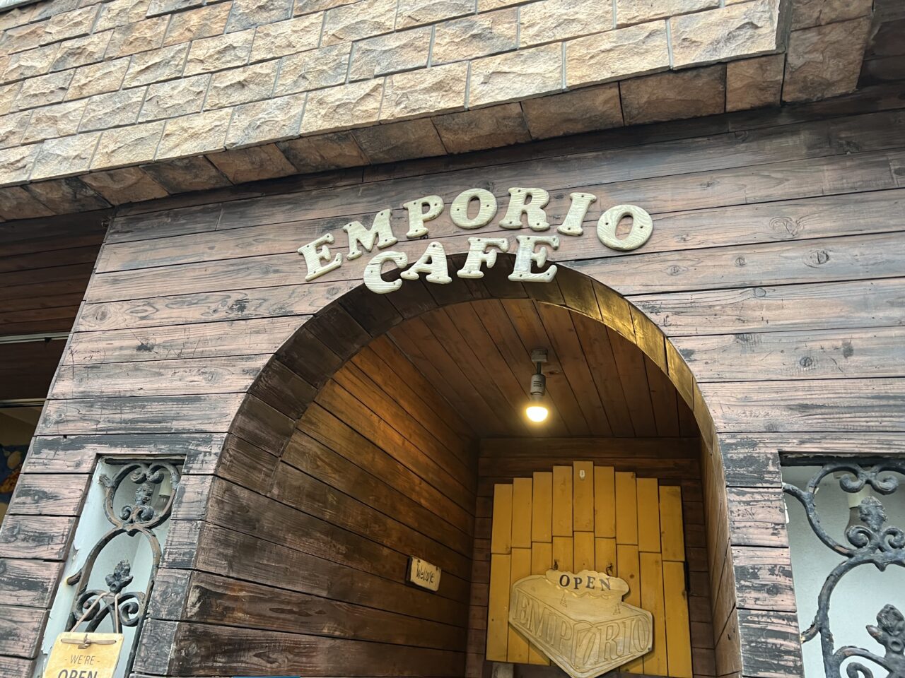 EMPORIOの外観