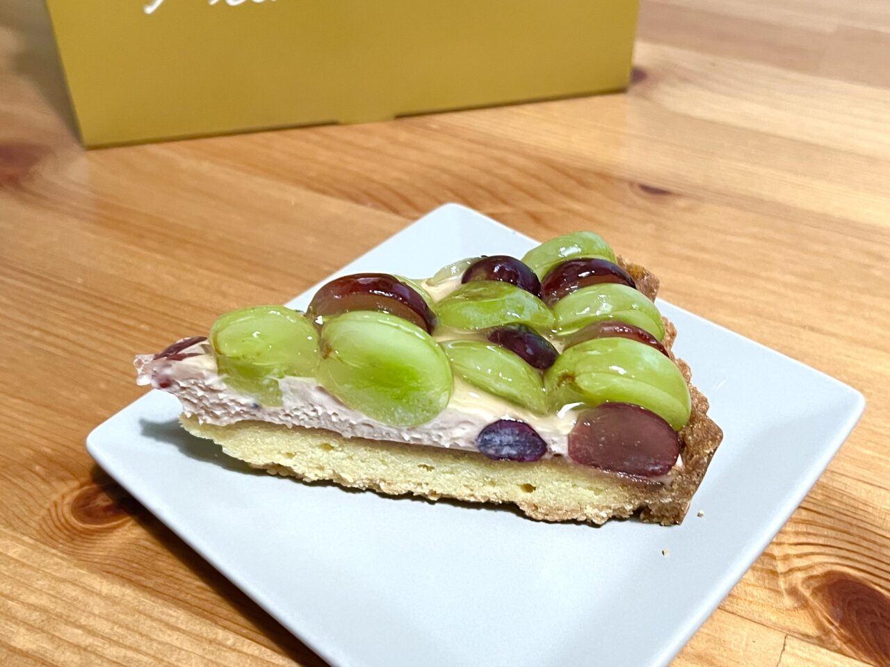 プリンセスタルトの2種の葡萄とタイムのタルト