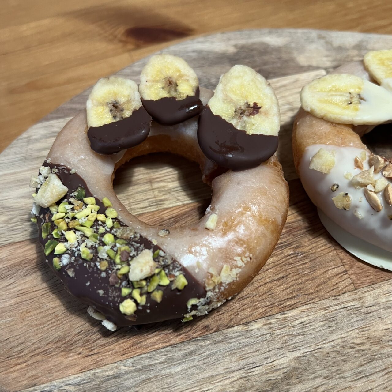 はらドーナッツのチョコバナナピスタチオ